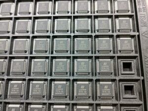 LC4064V-10TN48I